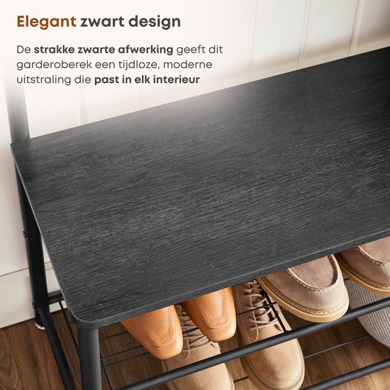 Zwarte houten zitting van een garderoberek met een schoenenrek eronder.