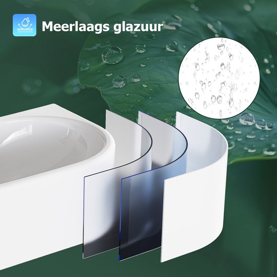 Gedetailleerde weergave van de meerlaagse glazuurlaag van een wit keramieken fonteintje, met waterdruppels op een blad.