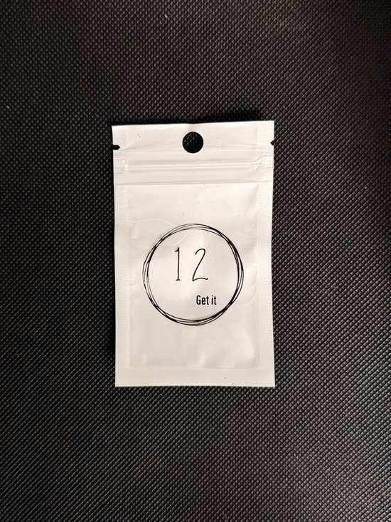 Witte verpakking met een cirkel en "12 Get it" erop.
