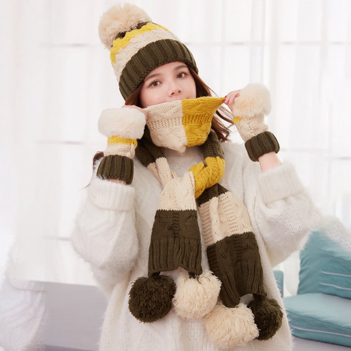 BRD Winter® | Legergroen Beige Geel 3 delige winterset | Gevoerde muts met pompon, sjaal met pompons en vingerloze handschoenen