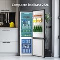 Zwarte koelkast met open deuren, met 187L koelruimte en 75L diepvriesruimte.