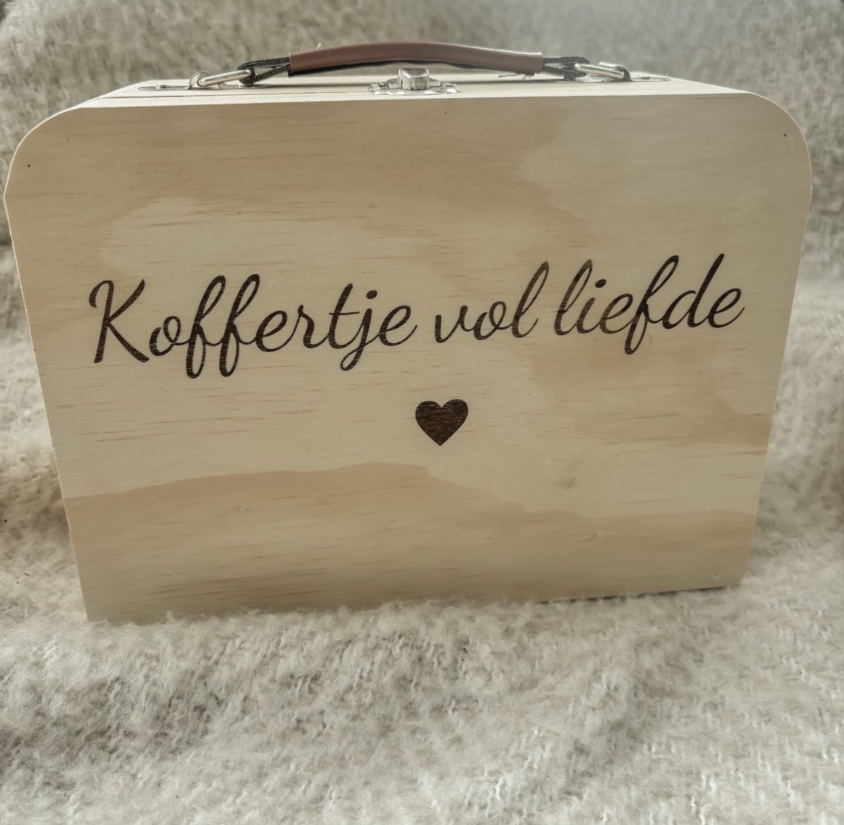 Geboorte geschenk - Koffertje vol liefde - cadeau - kraamcadeau - huwelijkscadeau - zomaar - gepersonaliseerd - hout - KLEINE FRUM