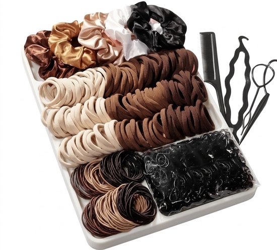 Gevulde witte bak met gouden, bronzen, witte en zwarte scrunchies, rijen beige en bruine haarbanden, en een zak met zwarte mini-elastiekjes.