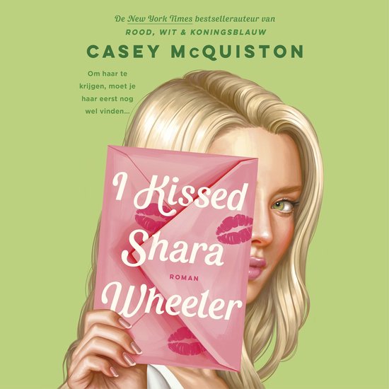 Boekomslag van "I Kissed Shara Wheeler" door Casey McQuiston, met een vrouw die een roze envelop met de titel vasthoudt.