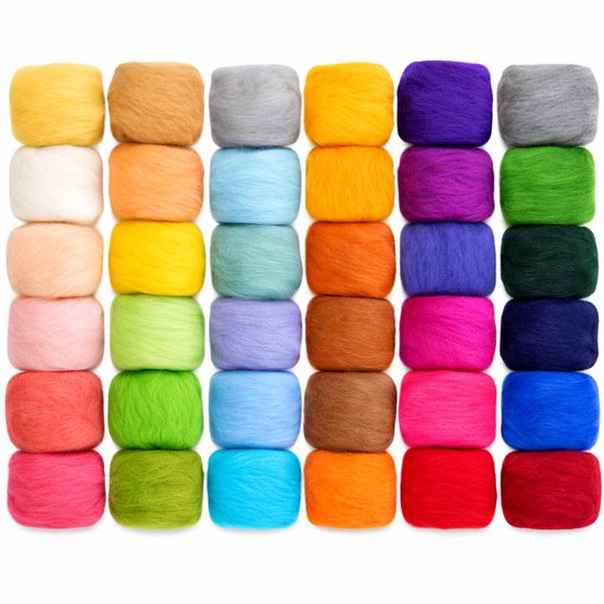 Un assortiment de 36 couleurs de laine feutrée, groupées en rangées sur fond blanc.