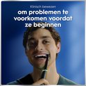 Jonge man poetst tanden met zwarte Oral-B iO elektrische tandenborstel; "Klinisch bewezen om problemen te voorkomen".