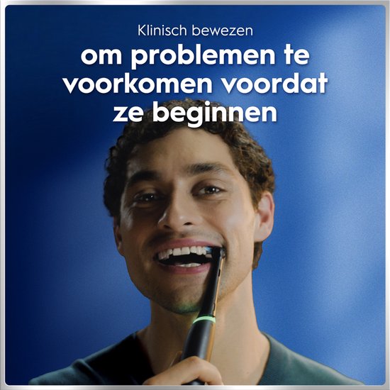 Jonge man poetst tanden met zwarte Oral-B iO elektrische tandenborstel; "Klinisch bewezen om problemen te voorkomen".