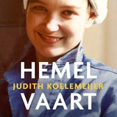 Close-up van een lachende jonge vrouw met sproeten, met op de achtergrond de tekst 'HEMEL VAART JUDITH KOELEMEIJER'. Ze draagt een blauw kledingstuk en een witte hoofdband.