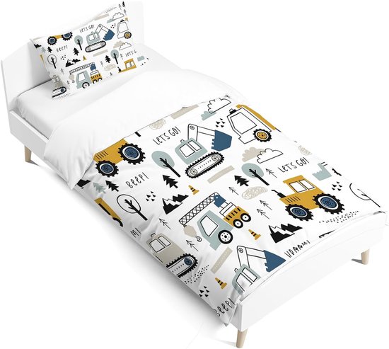 Bed opgemaakt met dekbedovertrek en kussensloop met print van graafmachines, kranen en vrachtwagens.