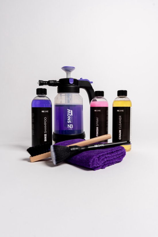 NB Care productset met paarse spuitflessen, kettingreiniger, finish spray, fiets shampoo, een handdoek en borstels.
