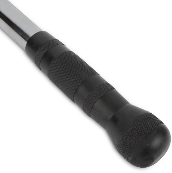 Close-up van een zwart, geribbeld handvat op de zilverkleurige straight bar.