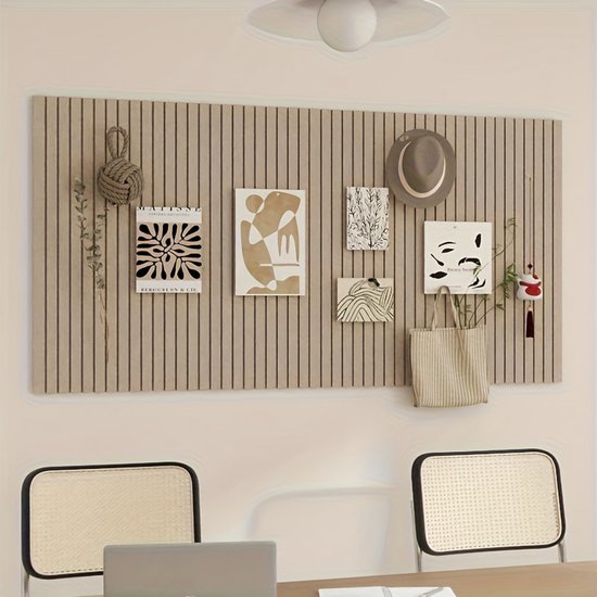 Decoratief wandpaneel van beige ribben met vijf kaarten, een hoed, tas en decoraties.