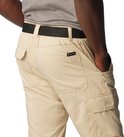 Achterkant van een beige cargobroek met Columbia-logo, met klepzakken en riemlussen.