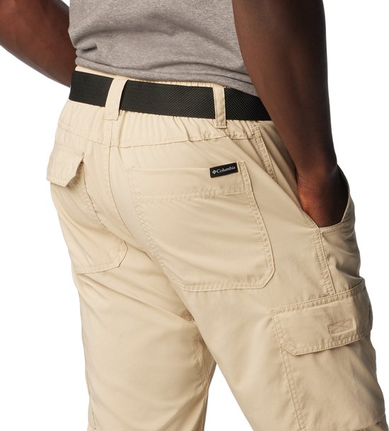 Achterkant van een beige cargobroek met Columbia-logo, met klepzakken en riemlussen.