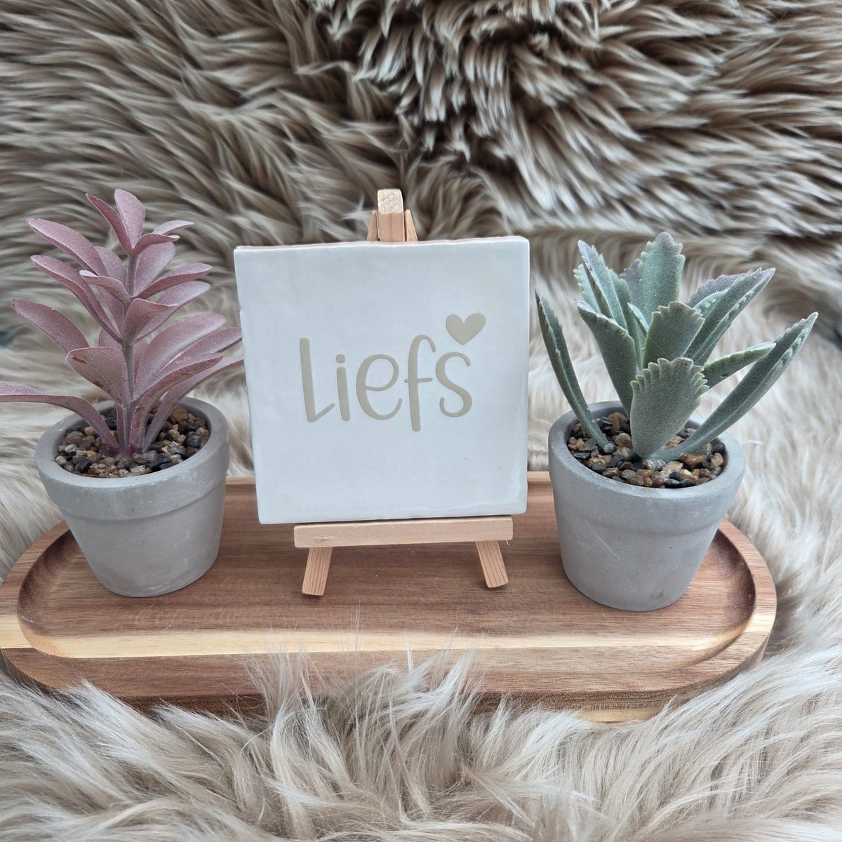 CreaCraft Robuust Wenstegeltje – Liefs – Hip trendy tegeltje – Cadeau voor Nieuwe Woning, Housewarming of Gezinscadeau – Sfeervol en Persoonlijk - Vriend(in) – Trendy nu – Decoratief Tegeltje met Standaard – Cadeau Idee Wit/Beige