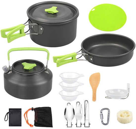 Ensemble de cuisine de camping gris avec des accents verts: casseroles, poêle, bouilloire, assiettes, couverts, outils et mousqueton.