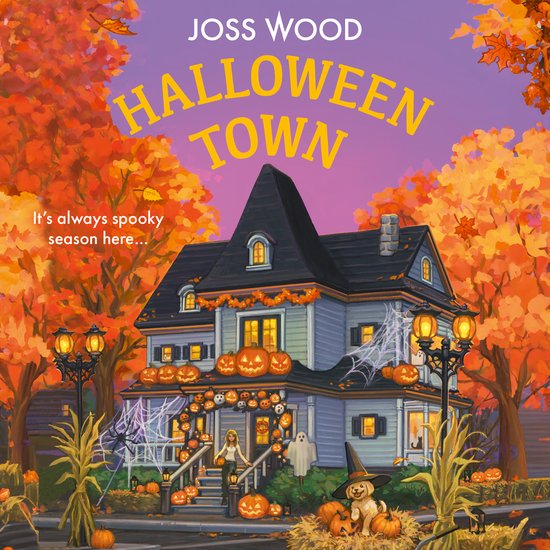 Boekcover van 'Halloween Town' door Joss Wood, met een spookhuis versierd voor Halloween, omringd door herfstbomen.
