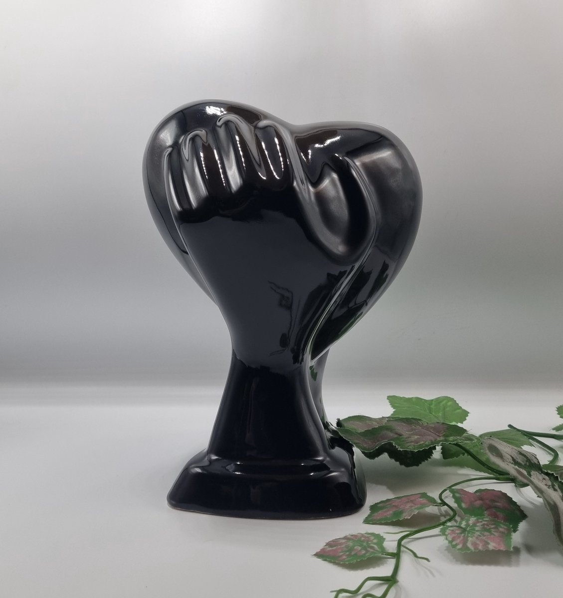 Urn - 1 askamer - Keramiek - Hart in handen - Zwart - 1200ml - Hand-made
