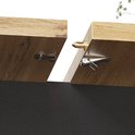 Detail van de metalen pinnen en clips voor het verlengen van de houten tafelbladen.