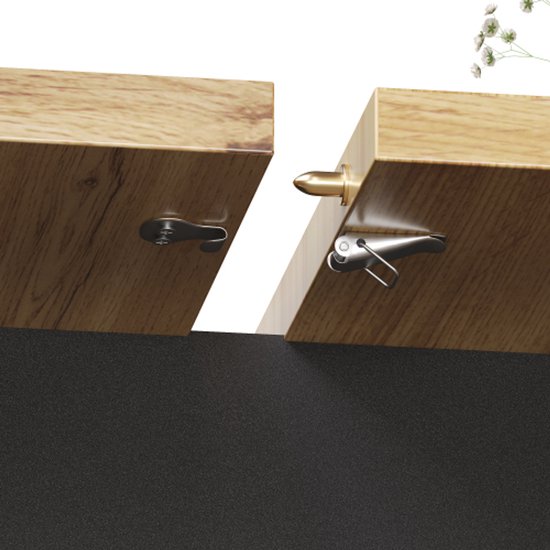 Detail van de metalen pinnen en clips voor het verlengen van de houten tafelbladen.