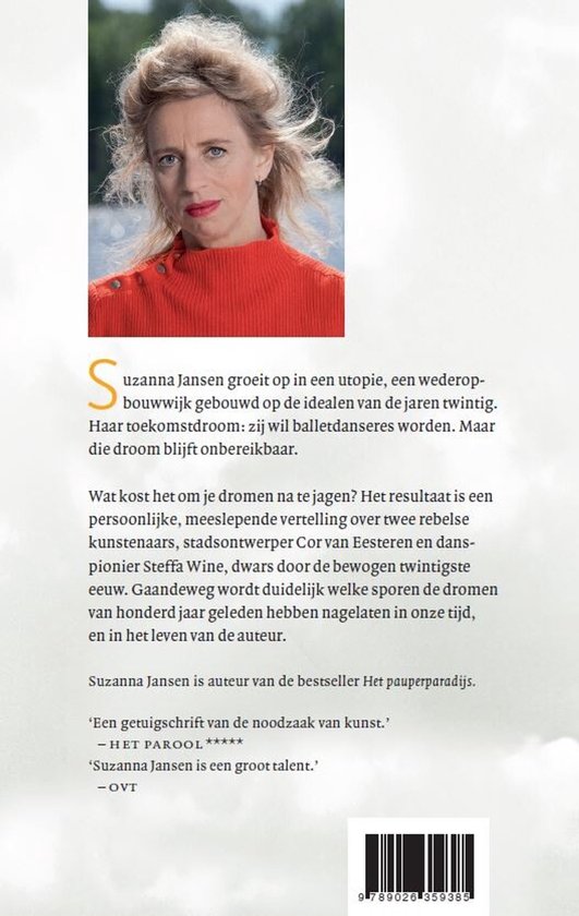 Vrouw met opgestoken blond haar en rode coltrui, met witte tekst op de achtergrond.