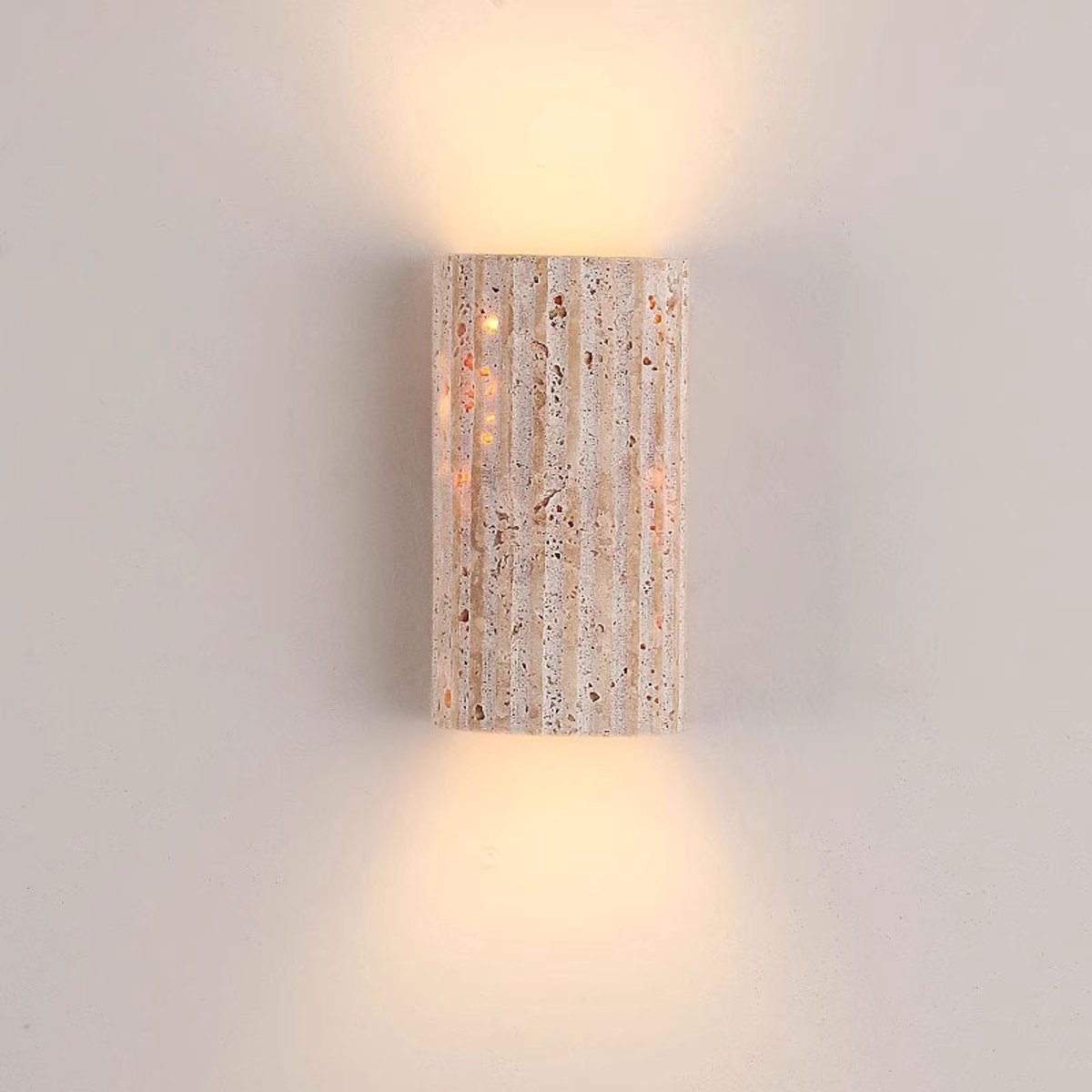 Moderne minimalistische wandlamp van natuurlijk geel travertijn met op- en neerwaartse lichtbundel voor slaapkamer, naast het bed, woonkamer, hal, entree en andere ruimtes.