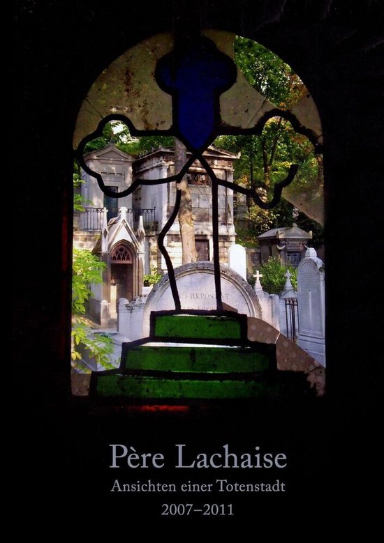 Gekleurd glas-in-loodraam met zicht op een begraafplaats met mausolea, bomen en grafstenen.