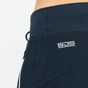 Detail van een zwarte trainingsbroek met het 'SJS' logo op de heup.