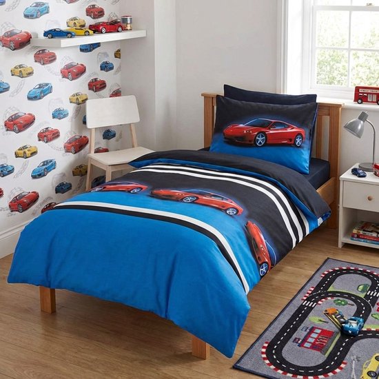 Kinderkamer met een dekbedovertrek met rode sportwagens, bijpassend behang en een speelgoedautotapijt.