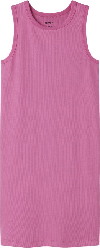 Roze jurk met ronde hals en ribbeltextuur.