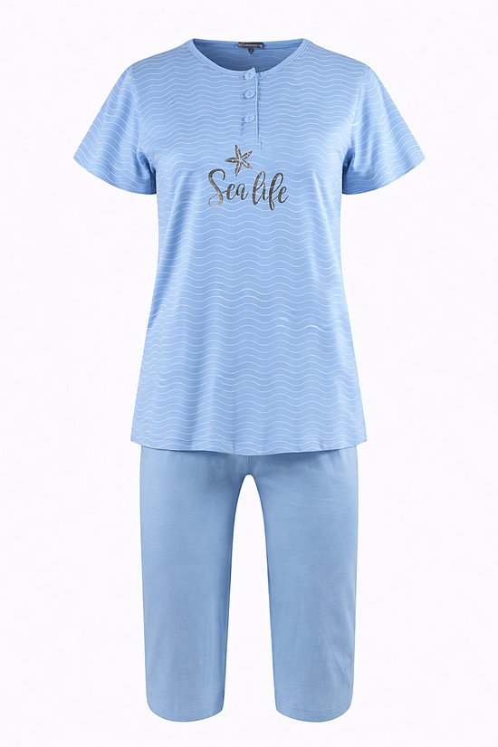 Ensemble pyjama bleu clair avec haut à manches courtes et pantalon 3/4, avec rayures horizontales et imprimé 'Sea life'.
