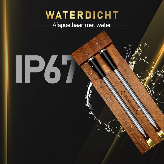Twee zilverkleurige vleesthermometers in een houten kistje, met water spetters rondom.