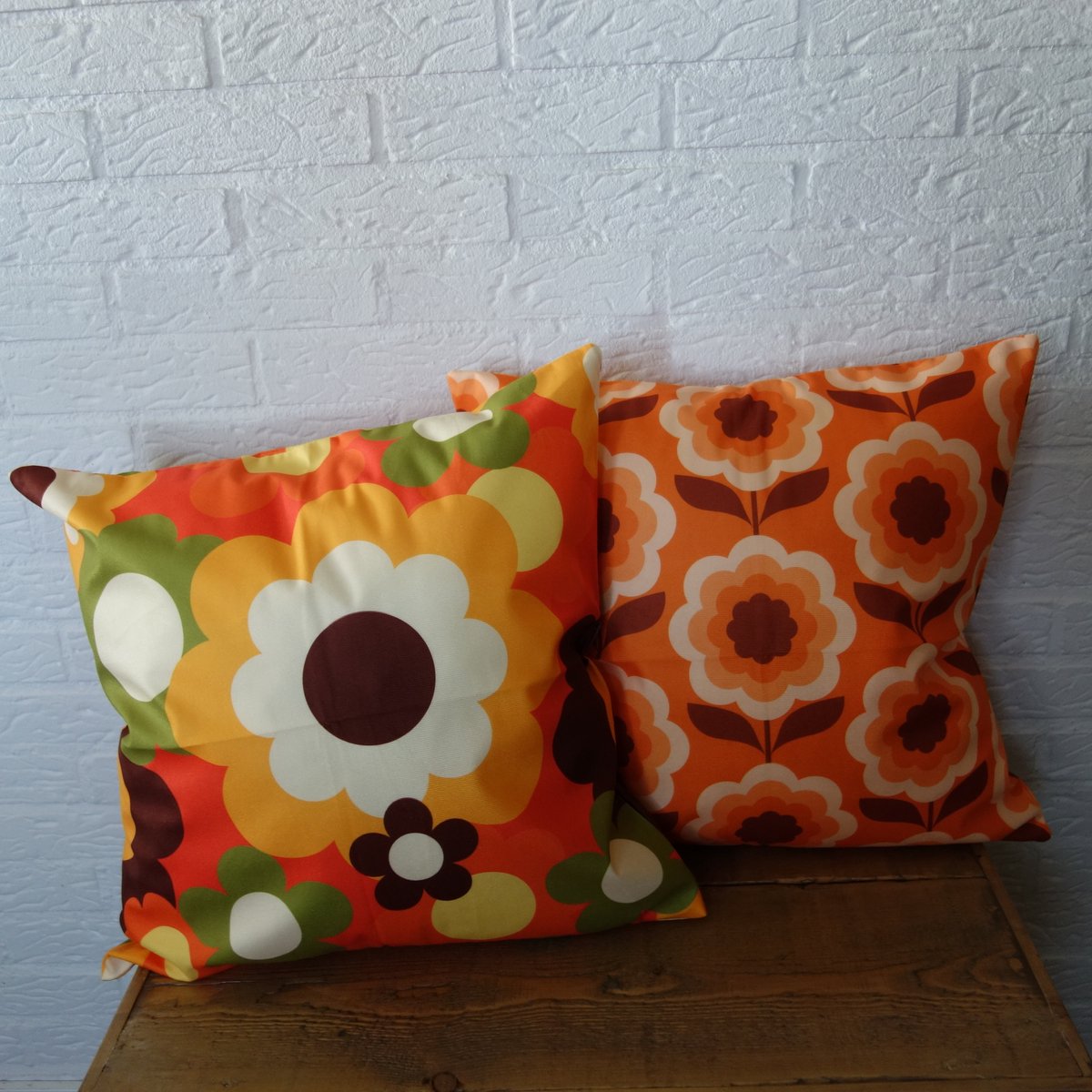 Kussenhoezen - Retro Flowerpower Seventies stijl kussenhoes - set van 2 - Formaat 45 x 45 cm - Exclusief binnenkussen