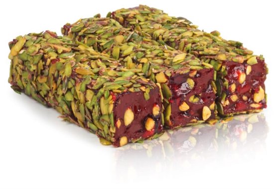 Drie rechthoekige stukken granaatappel lokum, bedekt met pistachenoten en stukjes granaatappel.