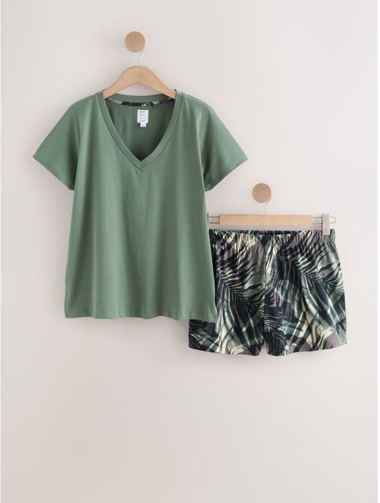 Groen pyjamaset met een V-hals T-shirt en een short met bladerenprint.