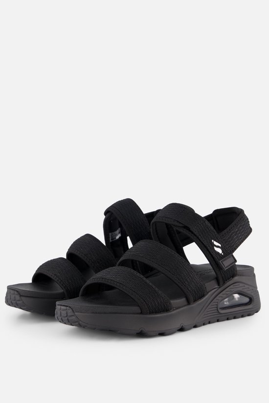 Paire de sandales Skechers noires avec trois brides et une semelle épaisse à coussin d'air.