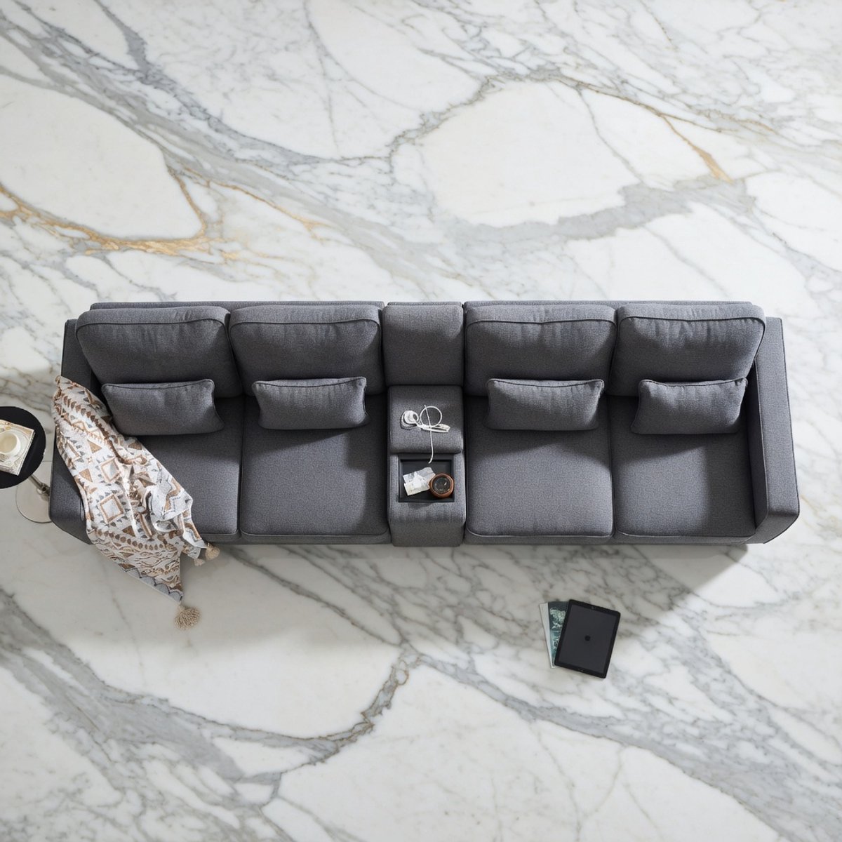 Moderne Luxe 4-Zits Bank met Linnen Bekleding, USB Oplaadpoorten & Bekerhouders – Comfortabele Bank met Opbergruimte en Verstelbare Lendenkussens – House&Garden