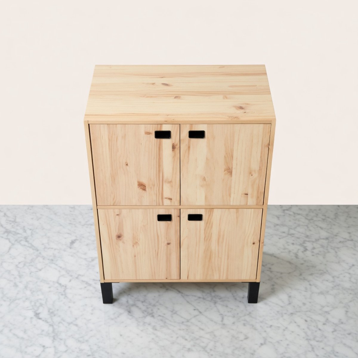 Houten Opbergkast Kit Line – 4 Deuren, 4 Planken, Massief Grenenhout – Montessori Stijl Kast voor Woonkamer, Slaapkamer, Kinderkamer en Kantoor – 105,4 x 70,8 x 33 cm Novihome