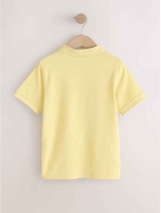 Achterkant van een effen lichtgeel poloshirt met korte mouwen, hangend aan een kledinghanger.