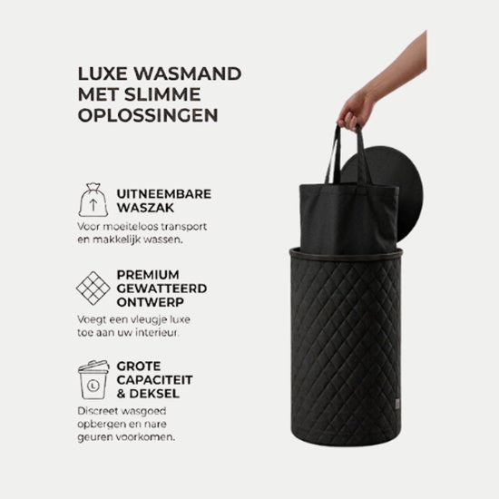 Zwarte, ronde wasmand met ruitpatroon. Hand pakt uitneembare waszak. Met deksel.