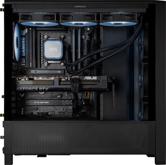 Zijaanzicht van een open computerkast met verlichte ventilatoren, moederbord en "GEFORCE RTX" videokaart.