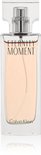 Flacon de Calvin Klein Eternity Moment Eau de Parfum au liquide rose pâle.