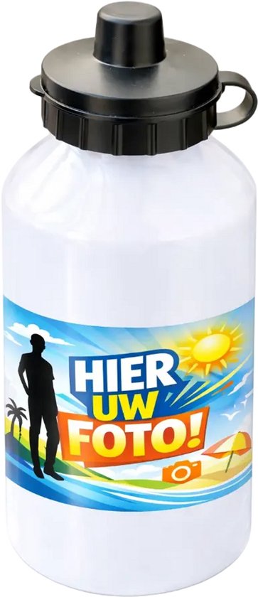 Bouteille d'eau blanche avec bouchon noir et étiquette "HIER UW FOTO!" avec une scène de plage estivale.