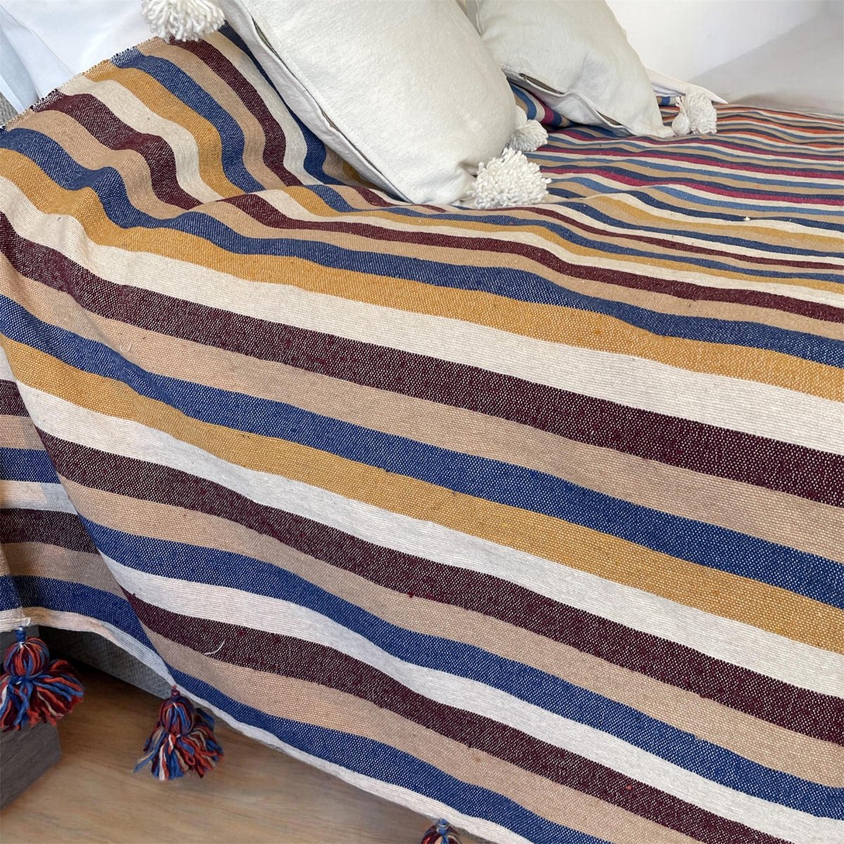 Marokkaanse handgemaakte Sprei / Plaid - 100 % Katoen - POM POM - Kleurrijk patroon - Stevig & Zacht - XL- 180 x 280 cm - Slaap -en Woonkamer - 1 st