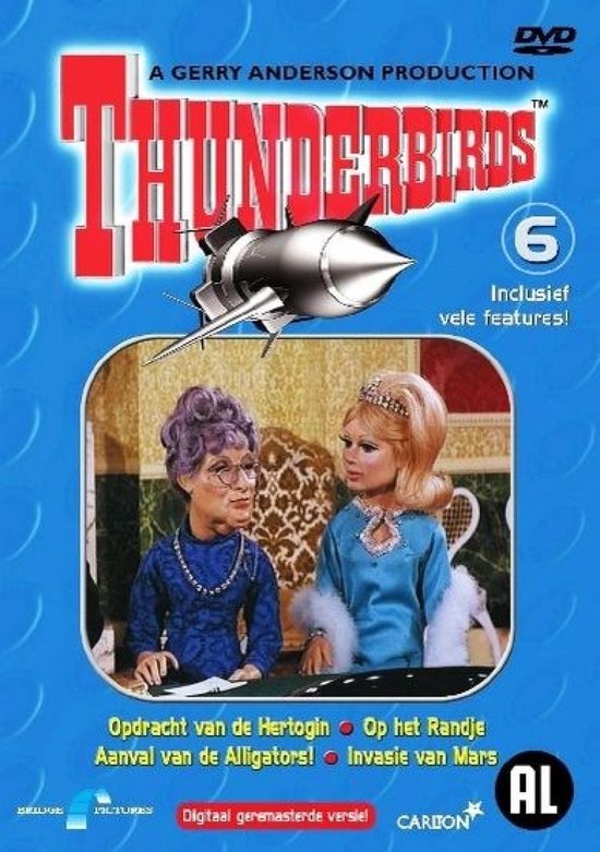 DVD-hoes met de titel Thunderbirds en cijfer 6. Twee poppen, een oudere vrouw met paars haar en bril, en een jongere vrouw met blonde pruik en tiara.