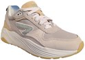 Crème suède sneaker met beige en lichtblauwe accenten, witte veters en HUB-logo op de tong.