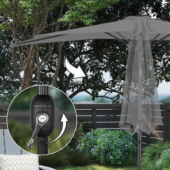 Grijze halve parasol met close-up van het zwengelmechanisme om de hoek aan te passen.