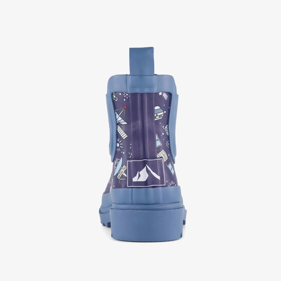 Achterkant van een paarse regenlaars met een print van ruimtevaartuigen, planeten en sterren.