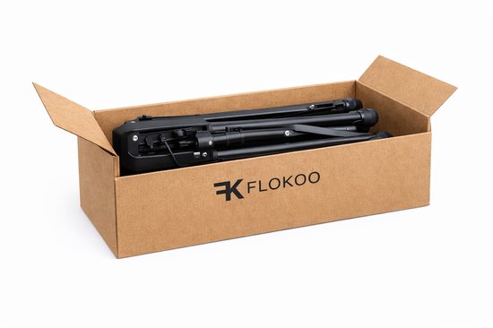 Ingeklapte zwarte muziekstandaard in een bruine kartonnen doos met het 'FLOKOO' logo.