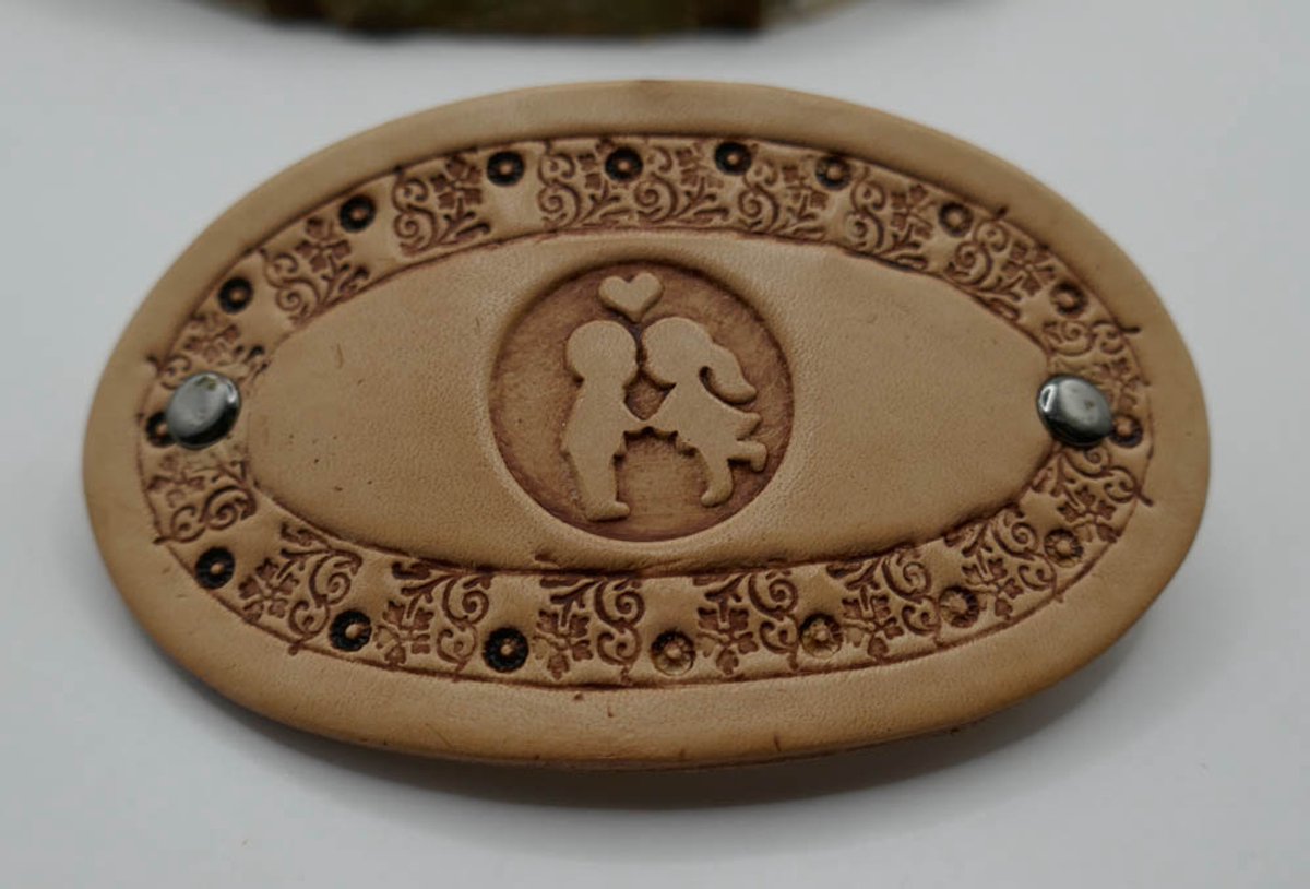 Leren klein haarclip van verliefde kinderen in sierrand met design tekens kleur beige - lederen haarclip voor dun haar - verliefde kinderen op leren haarclip - haaraccessoires kinderen - mooie handgemaakte lederen klein haarclips